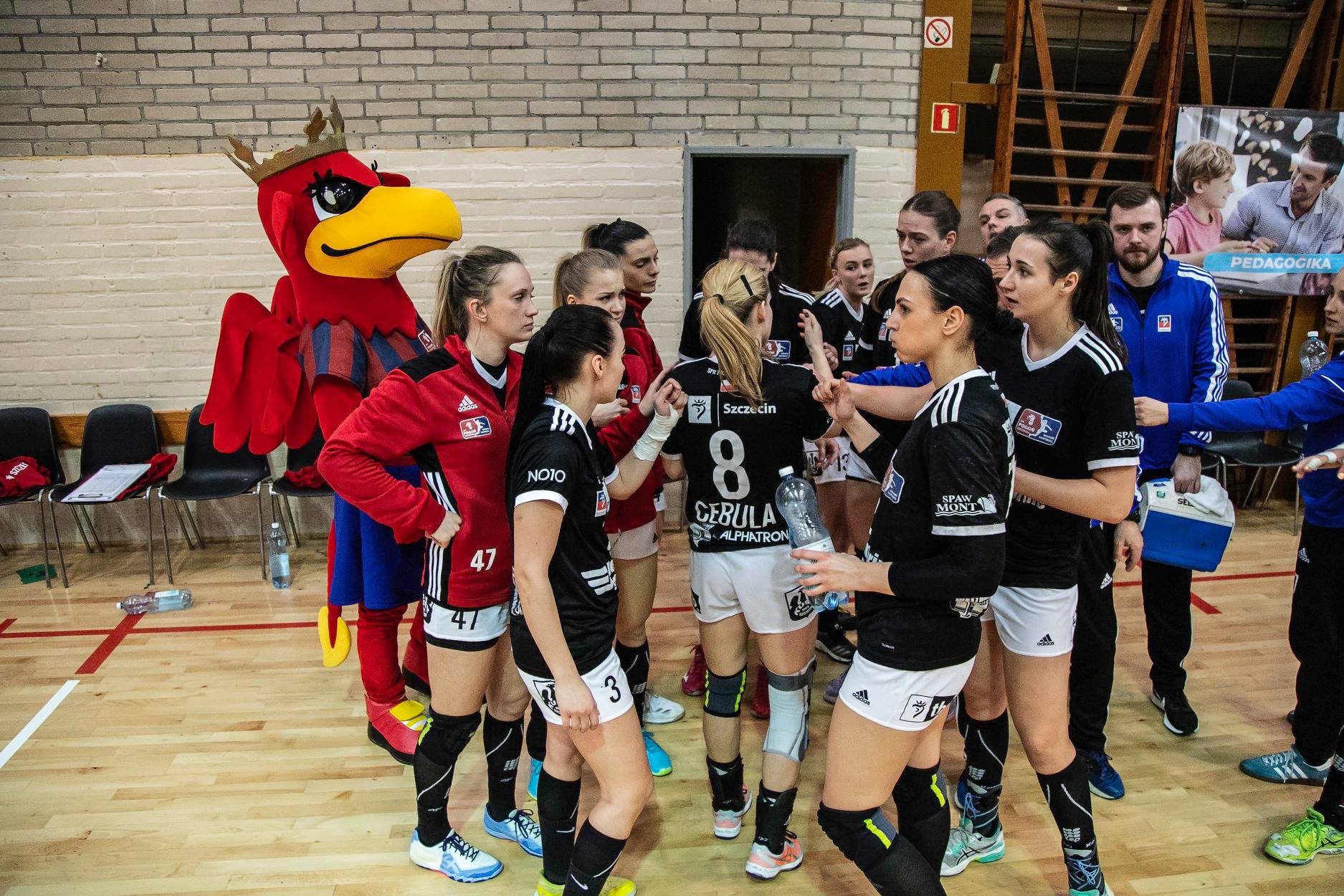 Na fotografii widnieje kostium promocyjny Gryf SPR Pogoń Szczecin, stojący obok zawodniczek tej drużyny